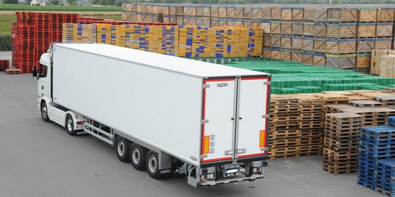 Tráiler rodeado de pallets.