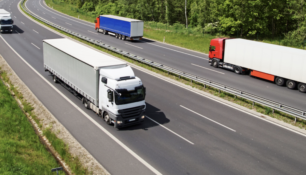 Camiones circulando por la autopista.