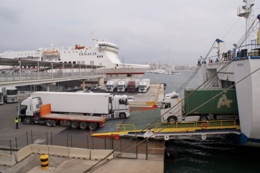 Ferris realizando carga y descarga de camiones en el puerto.