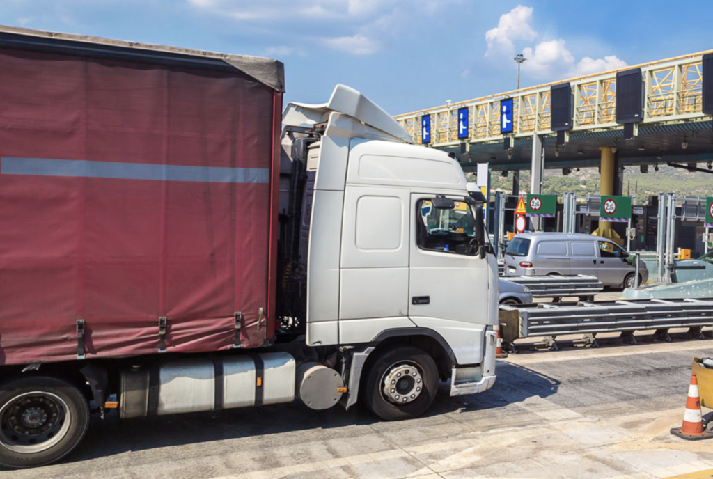 Un camión a punto de pasar por el peaje.