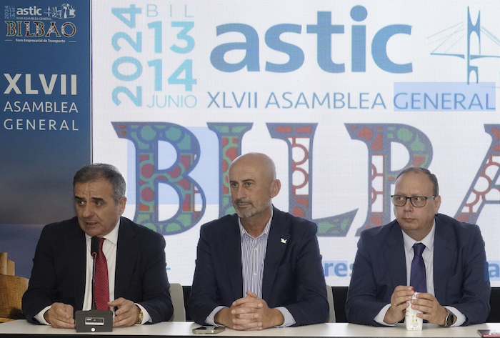 mesa con directivos de Astic