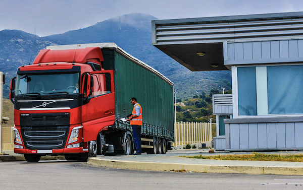 camion estacionado con conductor fuera