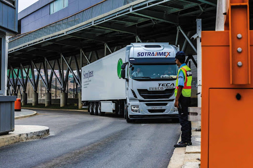 camión estacionando