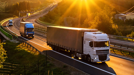 camión por la carretera