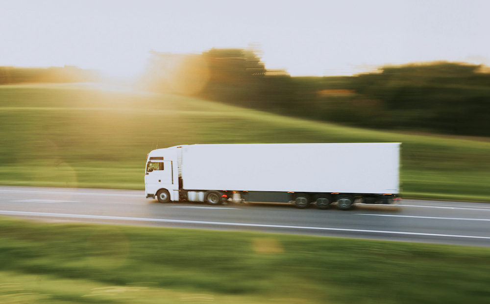 camión por la carretera