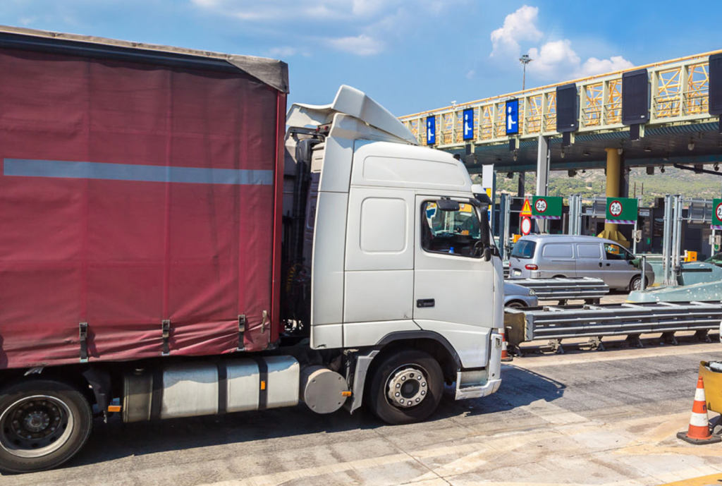 foto de un camión parado antes de pasar por un peaje