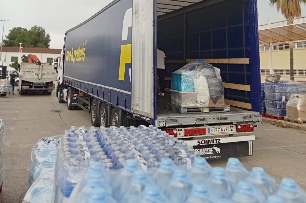 camiones llevando a Valencia productos básicos