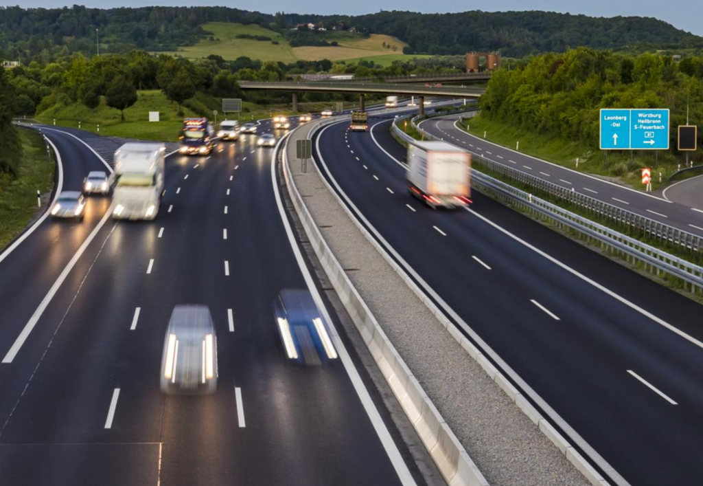 foto de una carretera por la que circulan vehículos de todo tipo