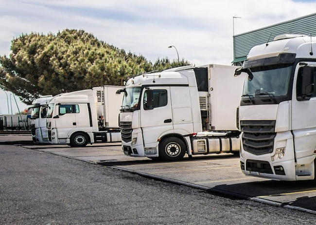 foto de un estacionamiento para camiones 