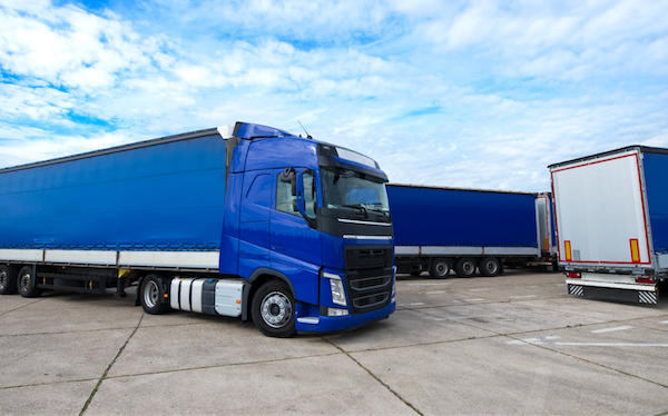 foto de varios camiones azules aparcados