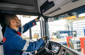 conductor sentado en el interior de la cabina de un camión