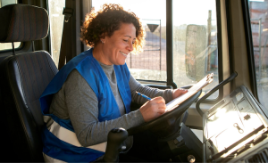 camionera rellenando la documentación requerida por la DGT