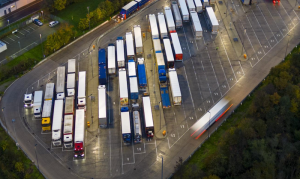 vista aérea de un aparcamiento lleno de camiones
