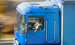 vista exterior de la cabina de un camión y su conductor