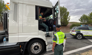 imagen de la guardia civil realizando una inspección a un camión