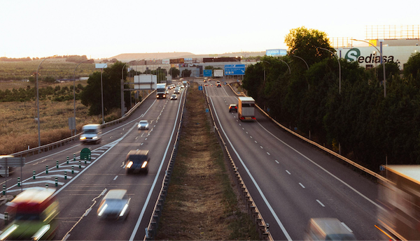 autopista con tráfico