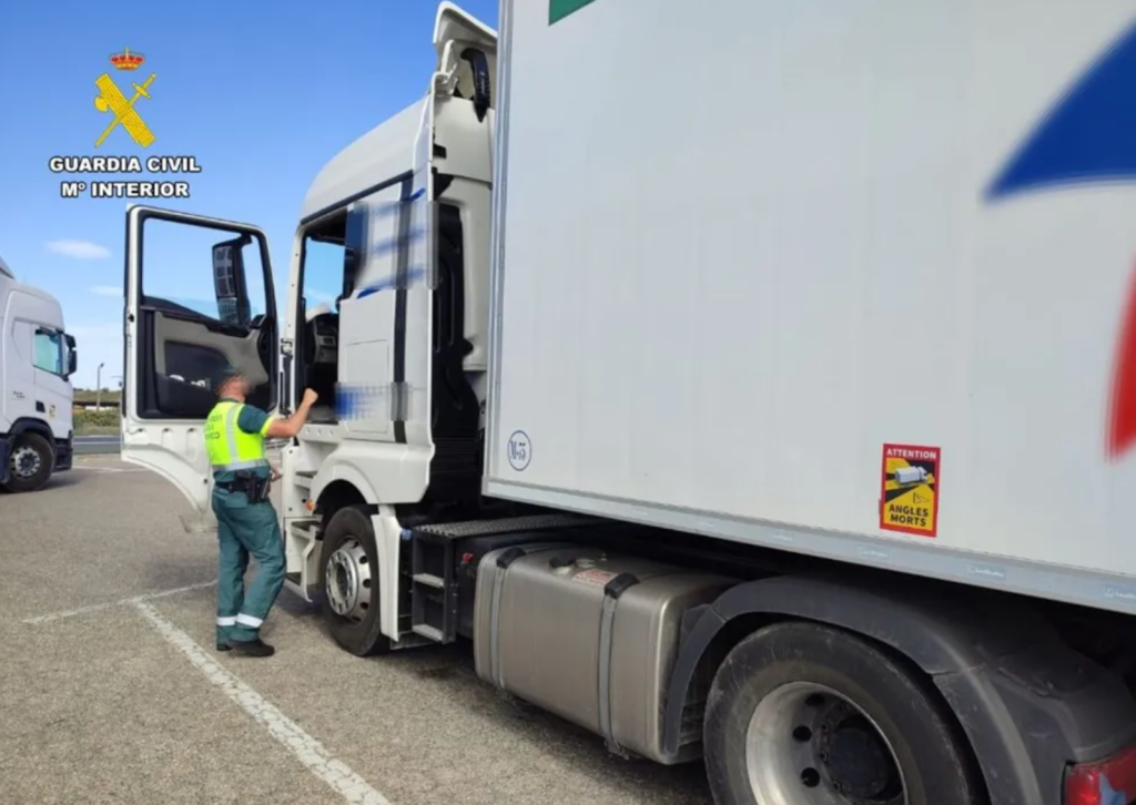 guardia civil inspeccionando un camión