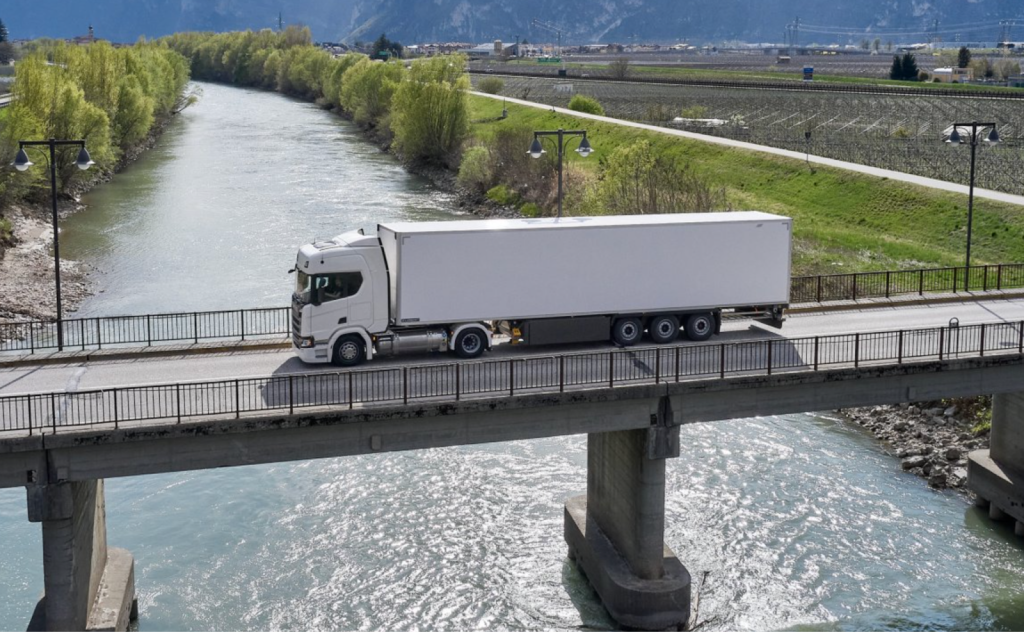 camión circulando sobre un río