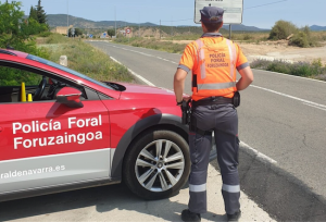 policía foral de navarra vigilando carreteras