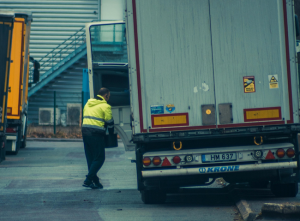 conductor subiendo al camión