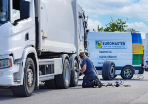 conductor reparando una rueda del camión