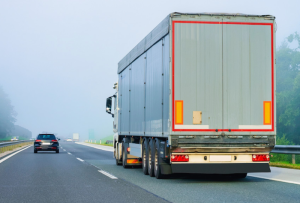vista trasera de un camión circulando
