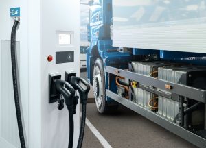 camión eléctrico junto a un surtidor