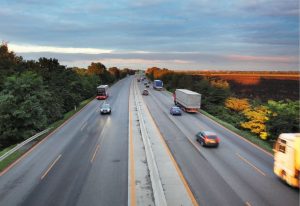 carretera europea con coches y camiones circulando
