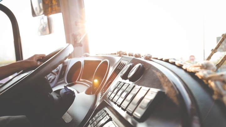 interior de la cabina del camión