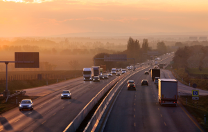 carretera española por la que circulan camiones y coches