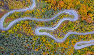 Carretera de Navarra que corta un paisaje montañoso. No circulan vehículos en el momento de la foto