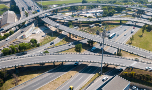 carretera de Barcelona (Cataluña) por la que circulan vehículos de todo tipo