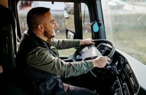 conductor profesional en su camión