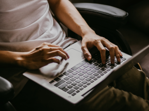 transportista realizando un trámite online desde su casa