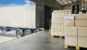 camión aparcado junto a un muelle de carga