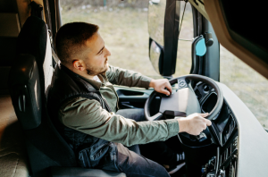transportista profesional conduciendo su camión