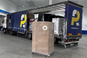 mercancía paletizada con el sello del servicio priority sobre ella