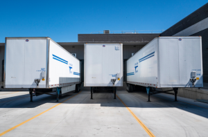 tres semirremolques aparcados juntos