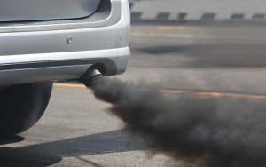 tubo de escape emitiendo gases contaminantes